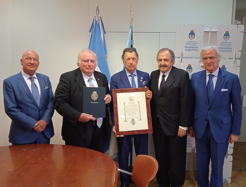 Acto de nombramiento de Miembro de Honor de la Fundación Carlos III a la Academia Nacional de Ciencias Morales y Políticas, celebrado hoy 2 de junio en la Embajada de Argentina en España con la presencia del Sr. Embajador Dr. Ricardo Alfonsín. Entrega el diploma acreditativo D Carlos Escudero de Burón Presidente de la Fundación Carlos III a D. Alberto Dalla Vía Presidente de la Academia Nacional de Ciencias Morales y Políticas.