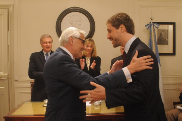 De izquierda a derecha: Académico Rosendo Fraga; Sr. Alfredo Leonardo Ocón