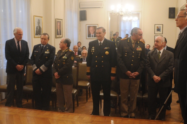 De izquierda a derecha: Sr. Jorge Dominguez ex Ministro de Defensa; Sr. Jefe del Estado Mayor de la Fuerza Aérea; Brigadier General Mayor Enrique Víctor Amreim; Sr. Jefe del Estado Mayor Conjunto; Teniente General Bari del Valle Sosa;  Sr. Jefe del Estado Mayor General de la Armada; Sr. Almirante  Macelo Eduardo Hipólito Srur;  Sr. Jefe del Estado Mayor General del Ejército;  Sr. Teniente General Diego Luis Suñer;  Sr. Secretario de Estrategia y Asuntos Militares Horacio Chiguizola 